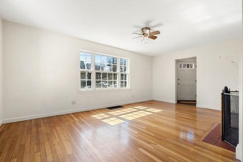 2 Phillips St, Marblehead, MA 01945 photo 3
