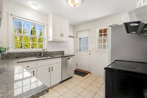 2 Phillips St, Marblehead, MA 01945 photo 8