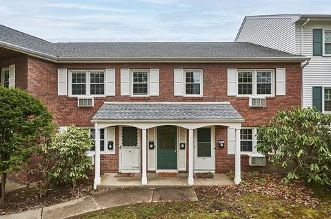 141 Round Hill Rd #141B, Northampton, MA 01060