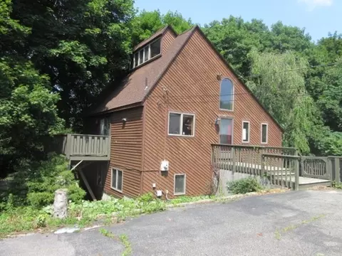 15 Tanner Rd, Webster, MA 01570