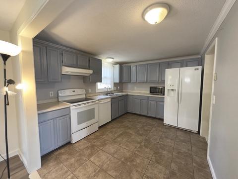 24 Emerson St, Springfield, MA 01118 photo 2