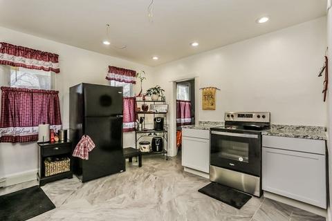 68 Whittier St, Springfield, MA 01108 photo 3