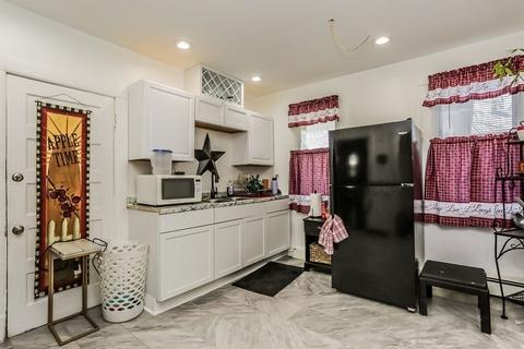 68 Whittier St, Springfield, MA 01108 photo 4