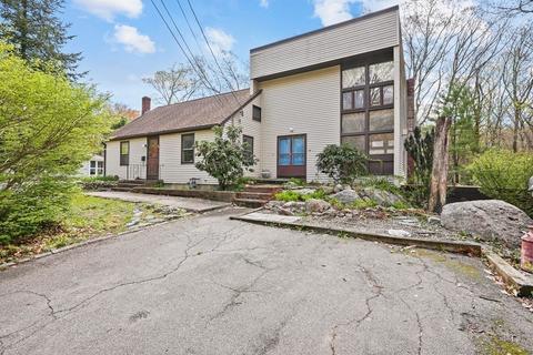 75 Knott St, Attleboro, MA 02703
