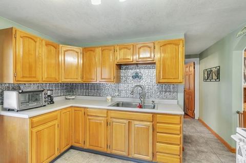 382 El Paso St, Springfield, MA 01104 photo 17