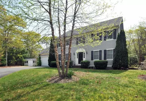 17 Geggatt Rd, Falmouth, MA 02536
