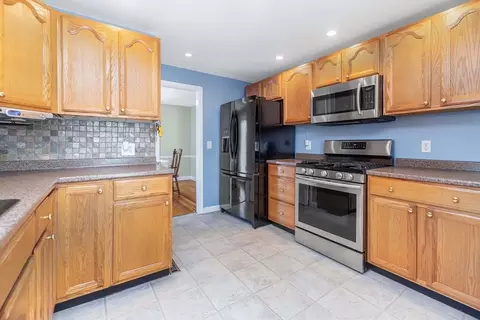 18 Redstone Dr, Springfield, MA 01118 photo 12