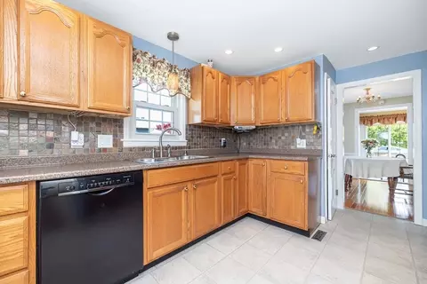 18 Redstone Dr, Springfield, MA 01118 photo 13