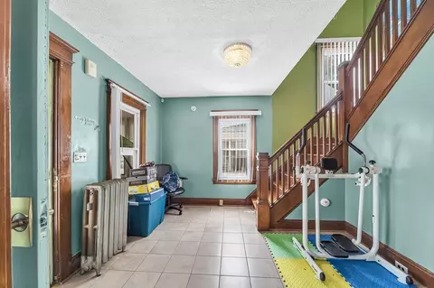 28 Meredith St, Springfield, MA 01108 photo 2