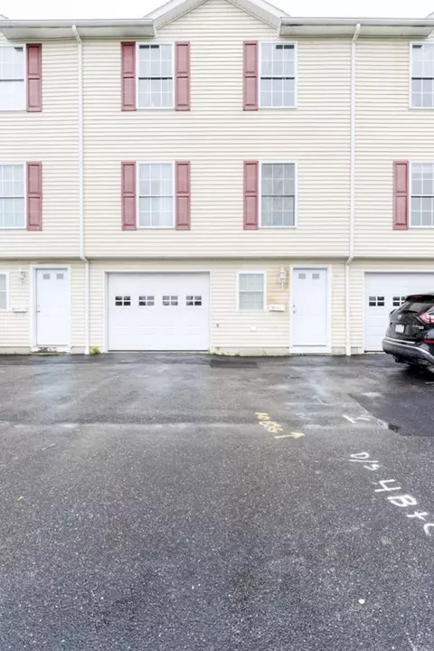 4 Woburn St #B, Worcester, MA 01606