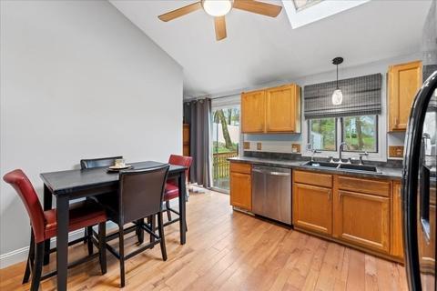160 University St, Springfield, MA 01104 photo 5