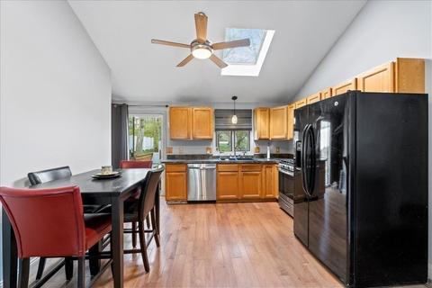 160 University St, Springfield, MA 01104 photo 4