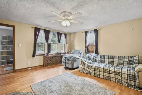 9 Benham St, Worcester, MA 01604 photo 2