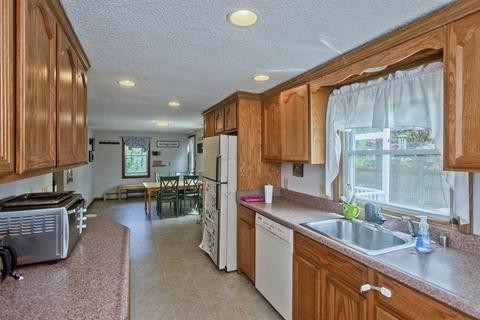 47 Curve St, Springfield, MA 01104 photo 3