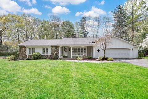 82 Carriage Rd, Chicopee, MA 01013