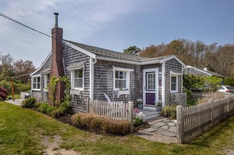 5 Laurel St, Mattapoisett, MA 02739
