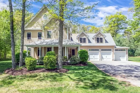 11 Bristol Pond Dr, Norfolk, MA 02056