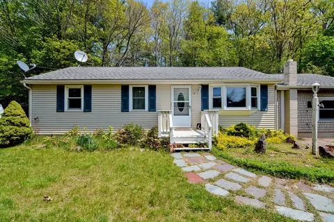 10 Snell St, Sturbridge, MA 01518
