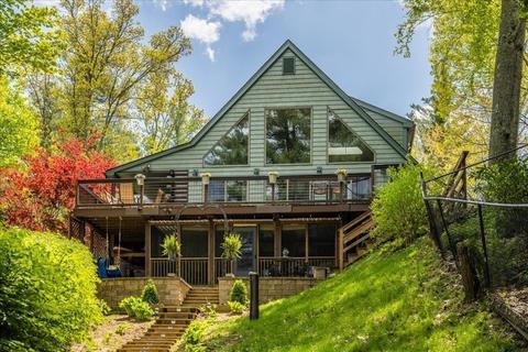 98 S Shore Dr, Sturbridge, MA 01566