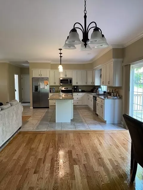 42 Kerry Dr, Springfield, MA 01118 photo 2