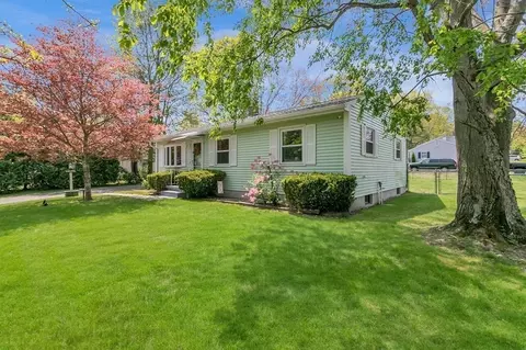 52 Hanson Dr, Springfield, MA 01128 photo 4