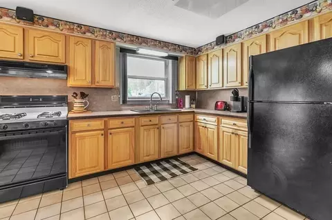 52 Hanson Dr, Springfield, MA 01128 photo 17