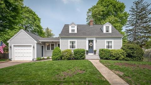 9 Arlington St, Hamilton, MA 01982