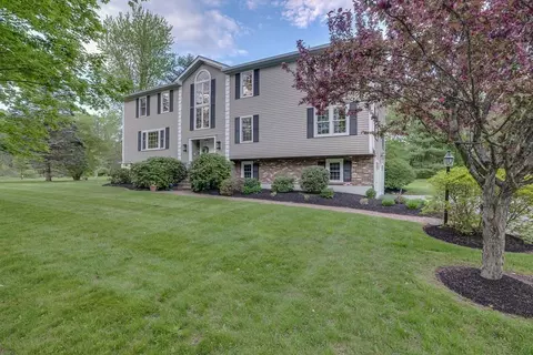 1 Radcliffe Cir, Bedford, MA 01730