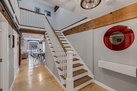 240 Jackson #304, Lowell, MA 01852