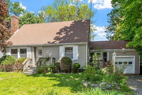 16 Benjamin Rd, Worcester, MA 01602