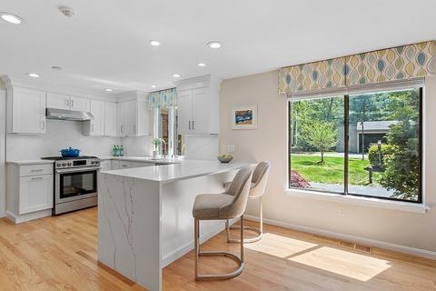 154 Chestnut Cir #154, Lincoln, MA 01773
