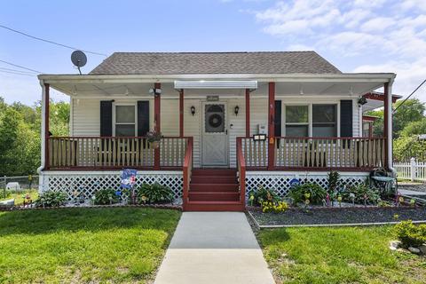 8 Paglione Dr, Dudley, MA 01571