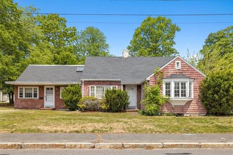 136 Moulton Dr, Lynnfield, MA 01940