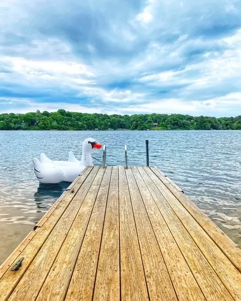 48 Lake Shore Dr N, Falmouth, MA 02536