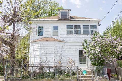 17 Nichols St, Lowell, MA 01851