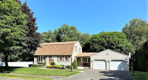 139 Meadowbrook Rd, Agawam, MA 01001