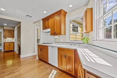 36 Laurel Ave, Wellesley, MA 02481 photo 8