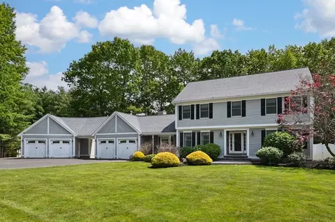 17 Sgt Roode Ln, Middleton, MA 01949