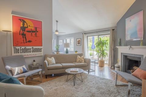 9 Barton Sq #201, Salem, MA 01970