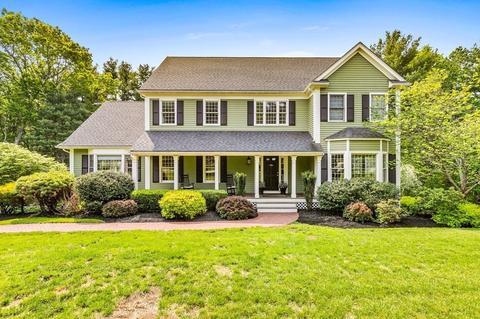 70 Flint Locke Ln, Medfield, MA 02052