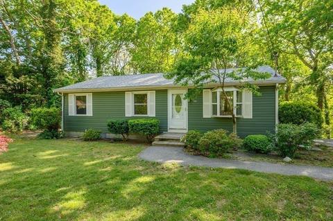 300 Trotting Park Rd, Falmouth, MA 02536