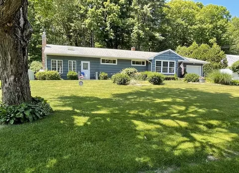 112 Ellendale Cir, Springfield, MA 01128 photo 1