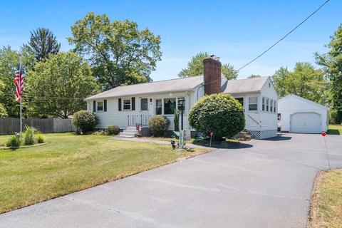 10 S Row St, Chelmsford, MA 01824
