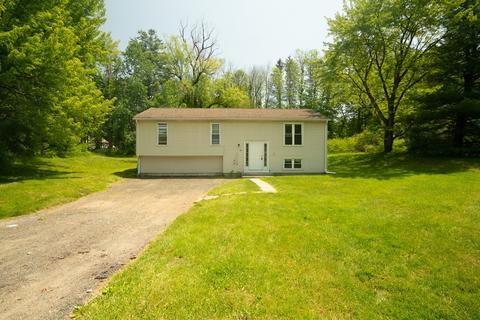 10 Carriage Ln, Amherst, MA 01002