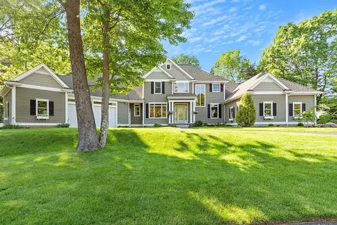 7 Holly Dr, Chelmsford, MA 01824