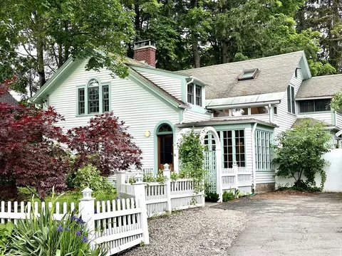 11 Kensington Ave, Northampton, MA 01060