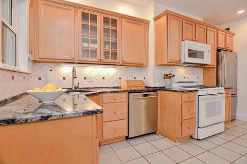 124 Chestnut St #1, Brookline, MA 02446