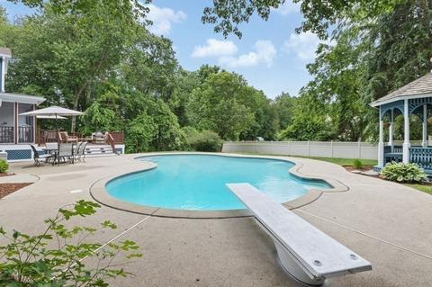 7 Deerfield Rd, Medway, MA 02053