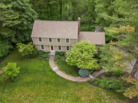 8 Surrey Ln, Topsfield, MA 01983