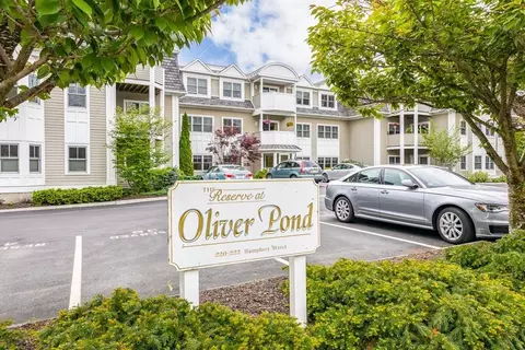 220 Humphrey St #204, Marblehead, MA 01945